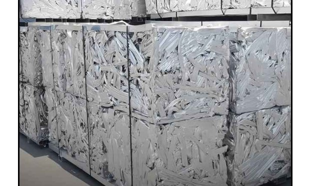 Baled aluminium billet ends and extrusion off-cuts