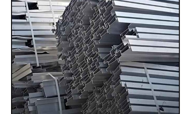 Stacked mill-finished aluminium extrusion profiles